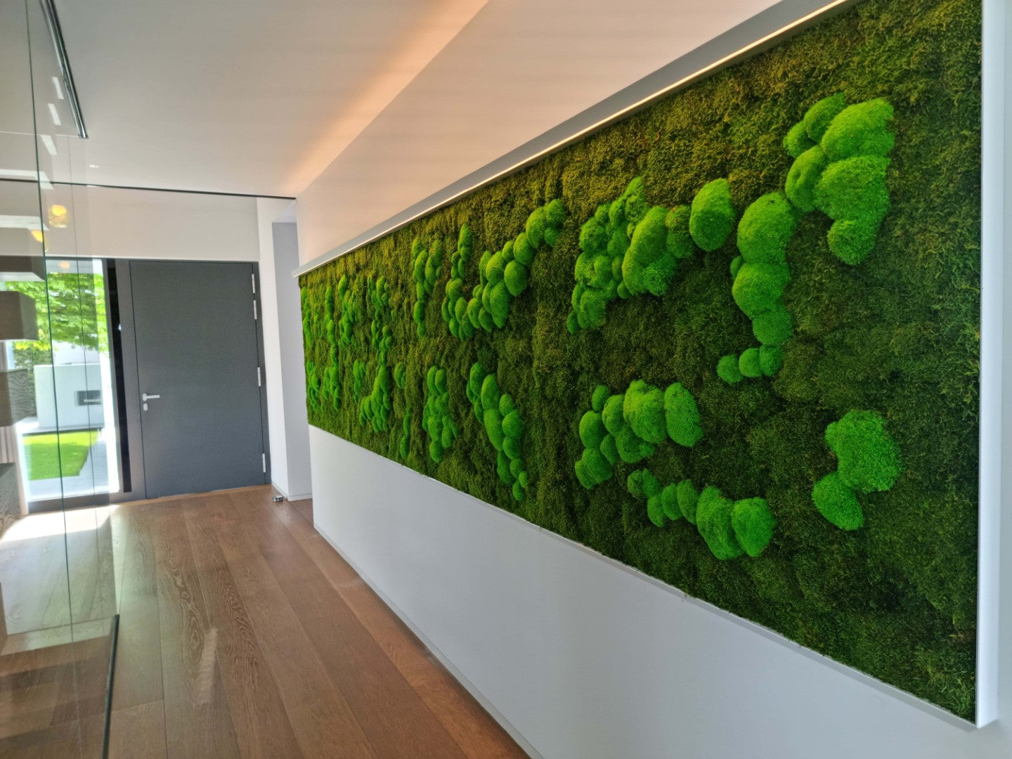 Mooswand aus einem Mix aus Kugel- und Waldoos